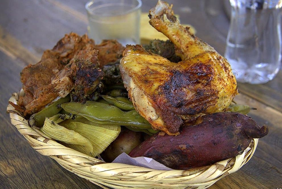 Pachamanca de tres presas: cordero, chancho y pollo con choclo