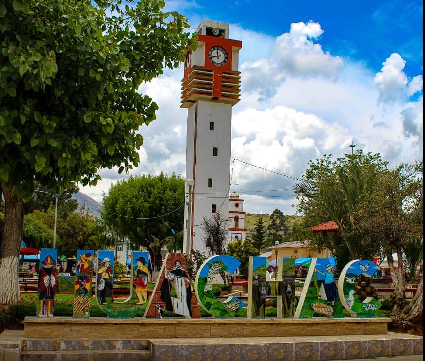 Plaza de Huáchac: torre del reloj y letras gigantes de Huáchac