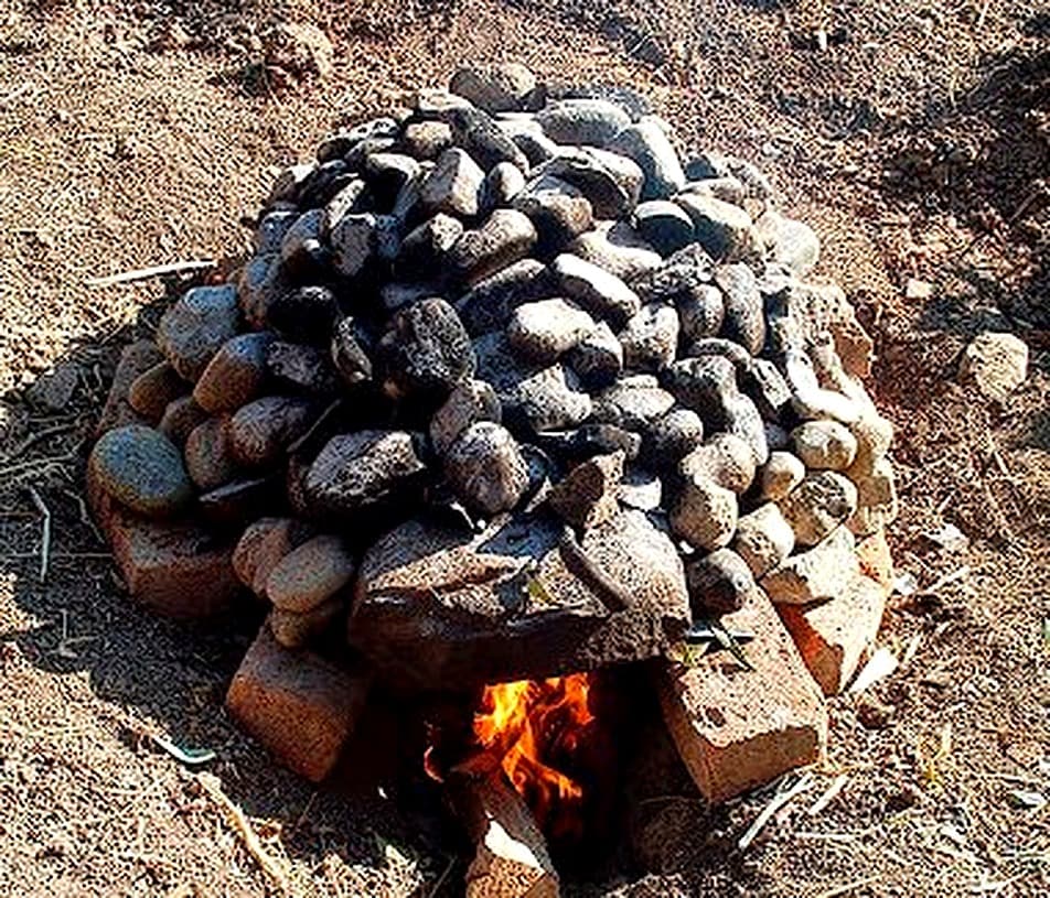 Piedras volcánicas calentándose al fuego hasta ponerse blancas