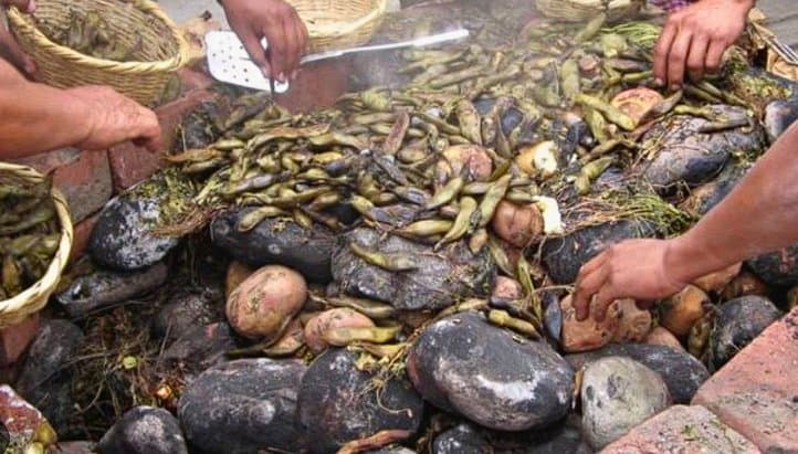 El destape de la pachamanca entre humo y piedras